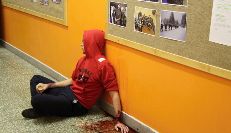 Postřelený student na chodbě školy. Foto: HZS LK