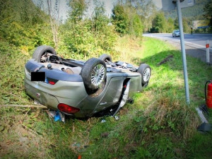 U Dětřichova skončilo auto na střeše. Řidič se lehce zranil