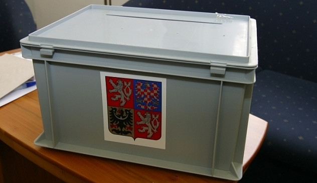 Průzkum: Do Sněmovny by se aktuálně dostalo sedm stran