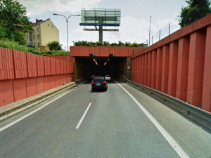 Výpadovku blokuje další omezení. Tunel na Prahu je uzavřen