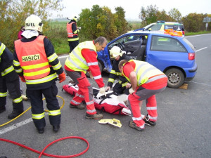 Řidičku z auta vyprostili hasiči, pak si ji převzali záchranáři. Foto: HZS LK