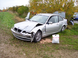 Řidič bavoráku vyvázl s šokem a lehčím zraněním. Foto: HZS LK