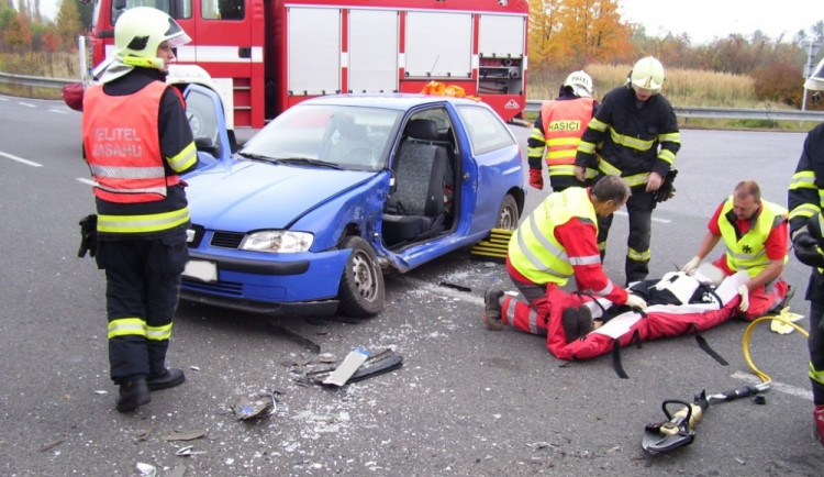 Srážku dvou aut odnesla řidička Seatu. Foto: HZS LK