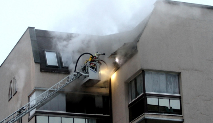 Požár v ulici Boženy Němcové. Foto: HZSLK