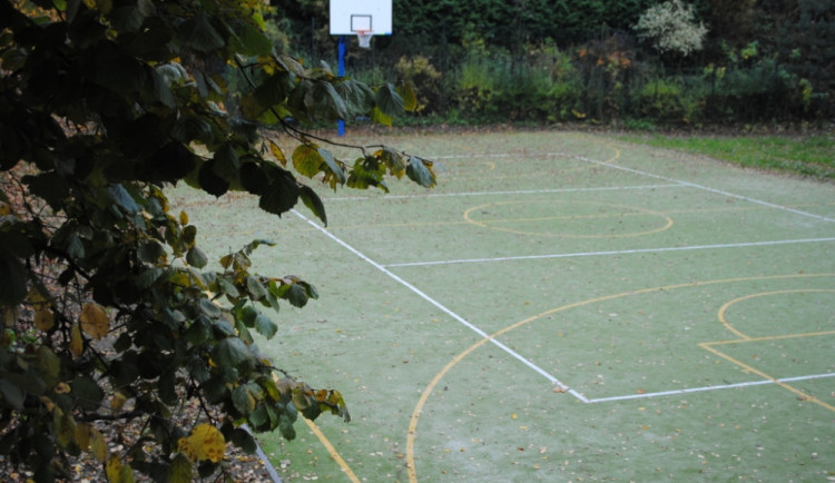 Nové multifunkční hřiště v Rokli.