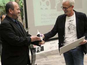 Jiří Rutkovský předává cenu Milanu Šímovi. Foto: MML/Jan Vrabec