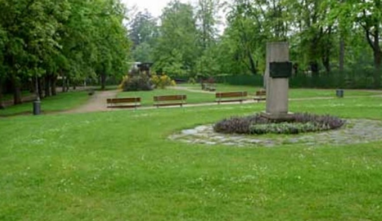 Park Petra Bezruče. V popředí junácký pomník, dílo Jiří Gdovína stálo pár metrů za ní směrem k plotu zoo. Foto: liberec.cz