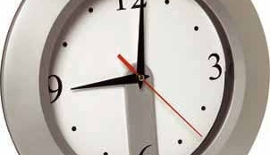 Nezapomeňte přeřídit hodiny, o víkendu se opět mění čas