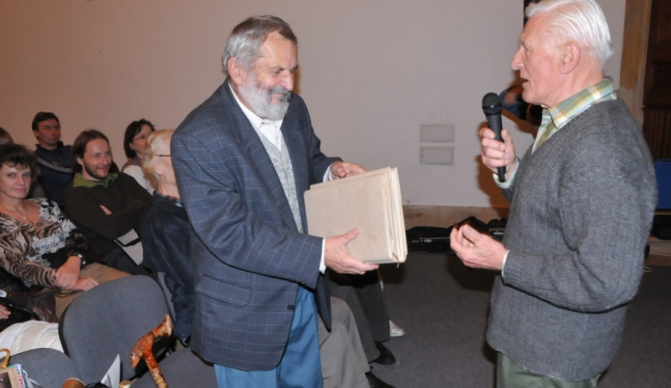 Miloslav Nevrlý dostal knihu s bílými stránkami. Musí ji nejprve naspat. Foto: Jiří Langer