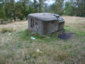 Pohled na zadní stěnu, která je obrácená k Jizerkám. Tři otvory po zbývajících stranách hlídaly celou libereckou kotlinu