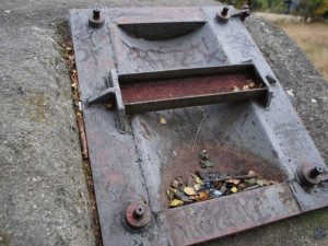 Vchod je uzavřený. Na rozdíl od jiných podobných objektů vydržel