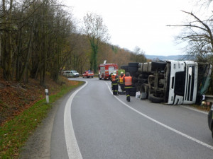 Kamion blokoval silnici více než tři hodiny. Foto: HZSLK