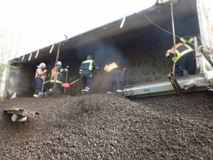 Kamion blokoval silnici více než tři hodiny. Foto: HZSLK
