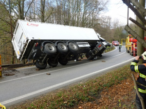 Kamion blokoval silnici více než tři hodiny. Foto: HZSLK