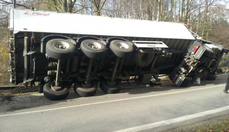 Kamion blokoval silnici více než tři hodiny. Foto: HZSLK