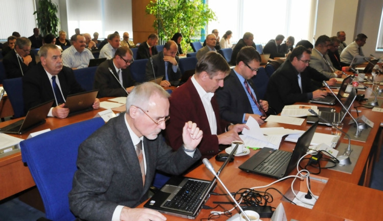 Krajští zastupitelé si snížili odměny. Ušetří dva miliony