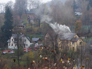 V Kateřinkách hořel rodinný dům. Rodina prchala oknem