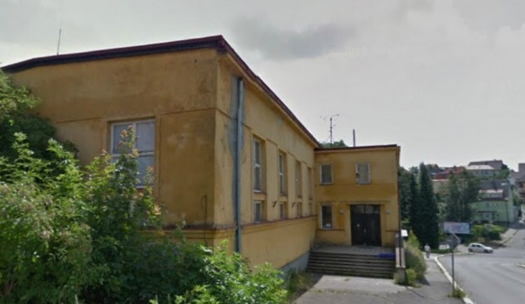 Tělocvična na rohu náměstí. Foto: google.cz