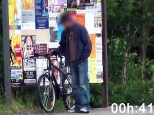 VIDEO: Policisté ví, kdo ukradl kolo před skrytou kamerou