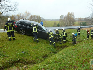 Bavorák skončil po nárazu do betonové zábrany v příkopu. Foto: Hasiči Hrádek nad Nisou