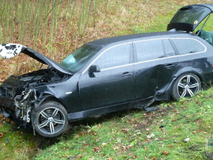 Bavorák skončil po nárazu do betonové zábrany v příkopu. Foto: Hasiči Hrádek nad Nisou