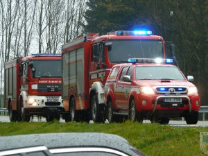 Bavorák skončil po nárazu do betonové zábrany v příkopu. Foto: Hasiči Hrádek nad Nisou