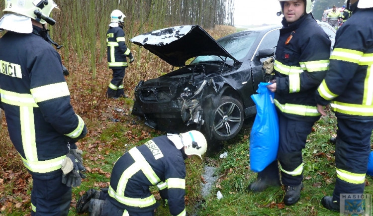 Bavorák skončil po nárazu do betonové zábrany v příkopu. Foto: Hasiči Hrádek nad Nisou