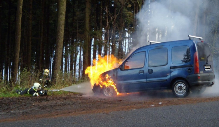Renault Kangoo téměř lehl popelem. Foto: HZSLK/Radek Poloprutský