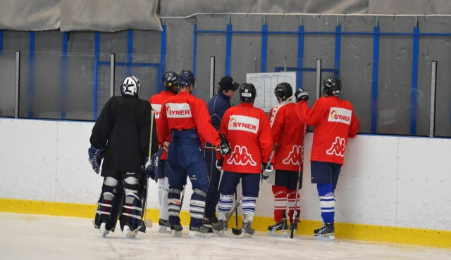 Policisté nazuli brusle a vyrazili reprezentovat kraj v hokeji