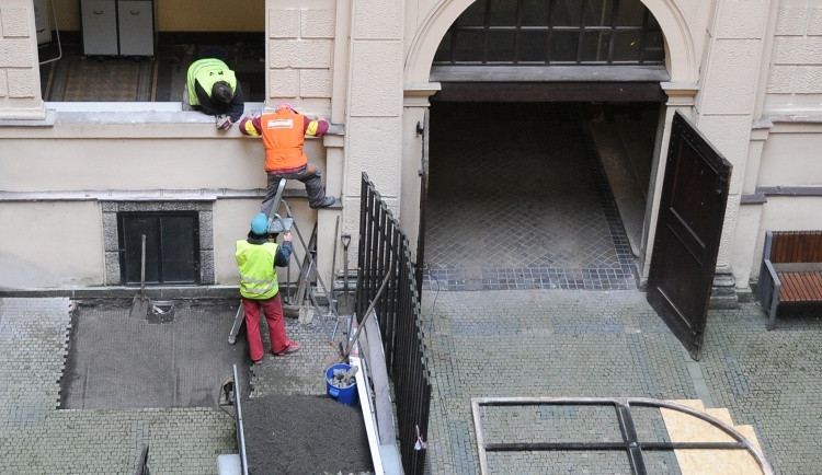 Výstavba plošiny na radnici. Foto: Jan Vrabec