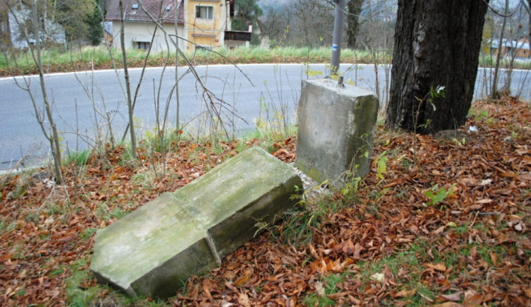 Hned první zastavení je povalené.