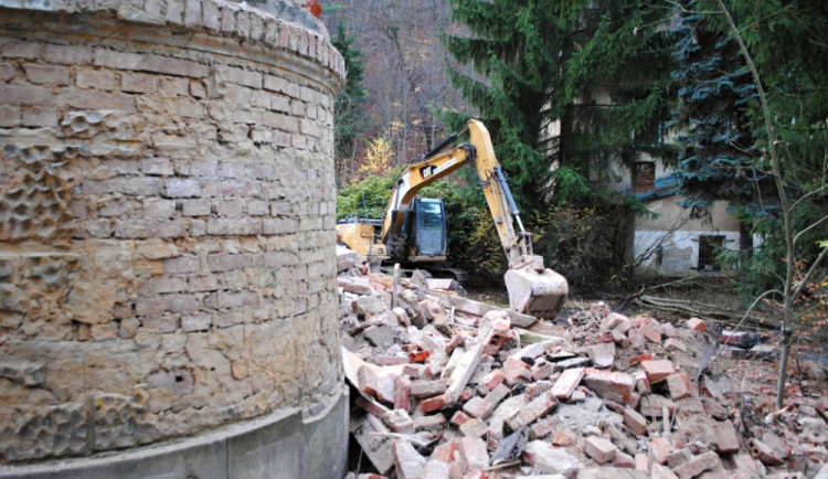 Bagr se postaral o ruinu vily