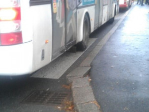 Tady je dokonce autobus přes celý přechod