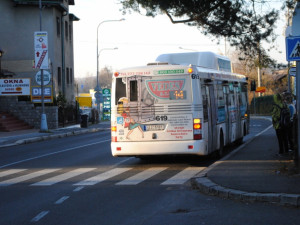 Autobus zastavuje těsně u přechodu