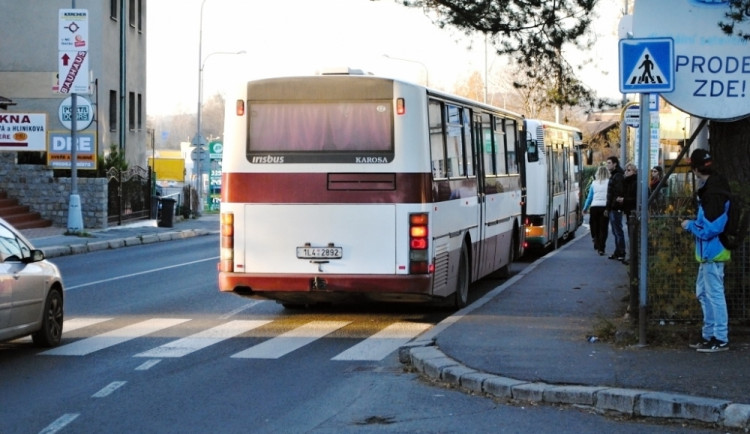 Autobus zastavuje těsně u přechodu