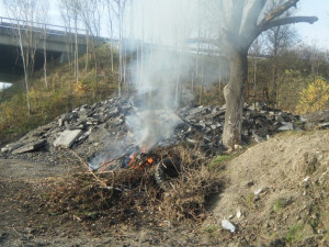 Podzimní úklid? Muž pálil vedle rychlostky staré pneumatiky