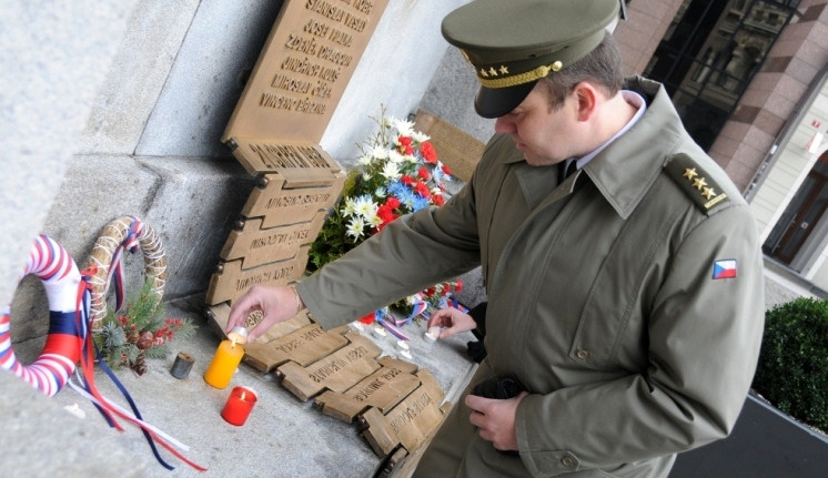 Pietního aktu se zúčastnilo na dvě stovky lidí. Foto: MML/Zuzana Minstrová