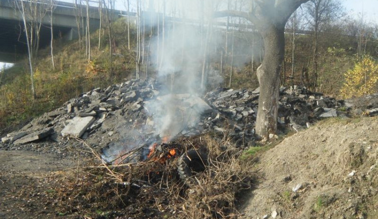 Kouř z hořících pneumatik zahalil rychlostku. Foto: MP Liberec