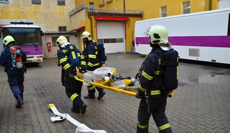 Cvičení v liberecké věznici se zúčastnilo pět hasičských sborů. Foto: Jaromír Mottl, David Kořínek