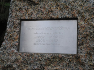 Na obelisku je připomínka rozhleden