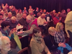 Plný sál na křtu knihy.