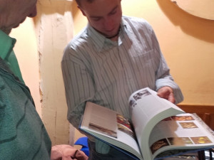 Lidé si novou knihu s nadšením prohlíželi a kupovali.