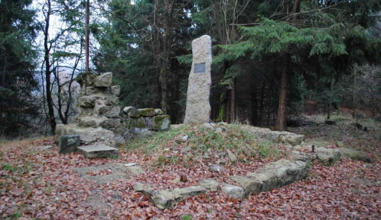 Torzo rozhledny i s obeliskem.