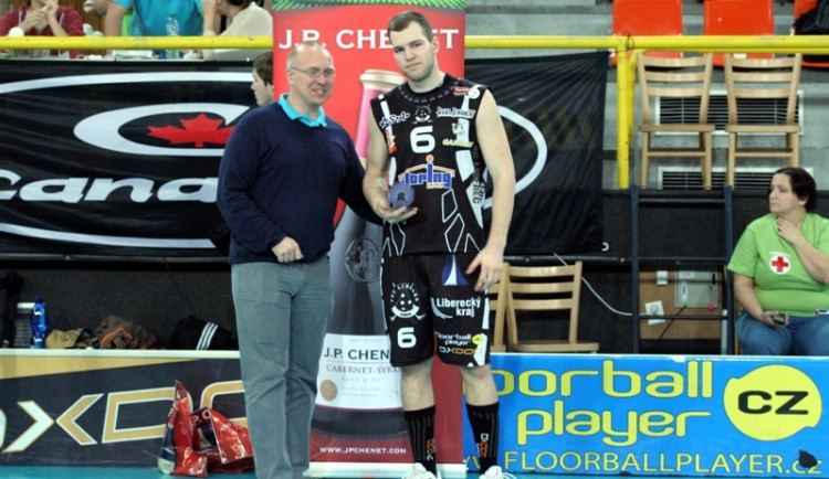 Matěj Klucho (vpravo) přebírající od prezidenta FBC Liberec Františka Příhody upomínku na stý extraligový zápas. Foto: FBC Liberec