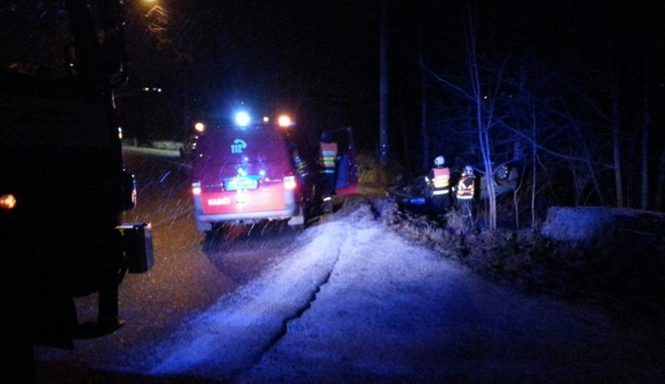 Auto skončilo po nehodě na střeše. Foto: Jiří Dušek
