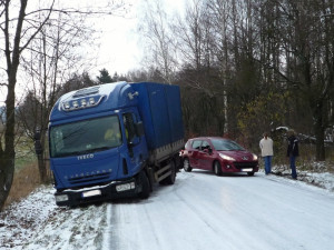 Dopoledne to klouzalo. Namrzlá silnice uvěznila několik aut