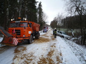 Auta zůstala uvězněna mezi Jenišovicemi a Frýdštejnem. Foto: HZSLK