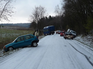 Auta zůstala uvězněna mezi Jenišovicemi a Frýdštejnem. Foto: HZSLK