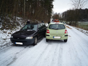 Auta zůstala uvězněna mezi Jenišovicemi a Frýdštejnem. Foto: HZSLK