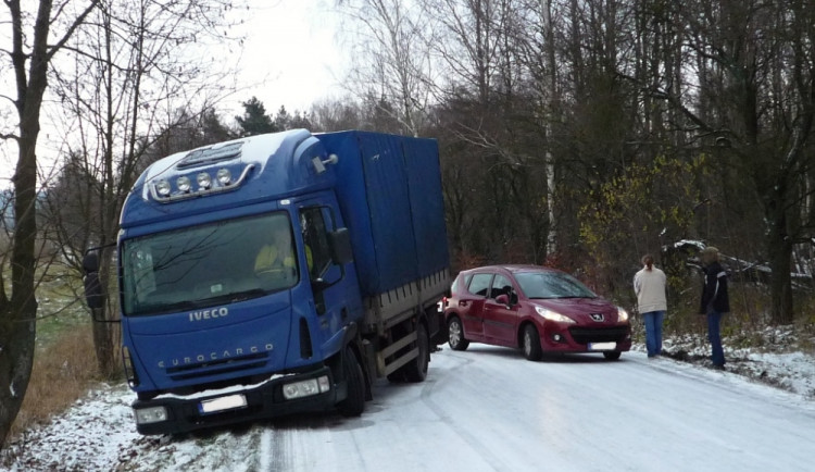 Auta zůstala uvězněna mezi Jenišovicemi a Frýdštejnem. Foto: HZSLK